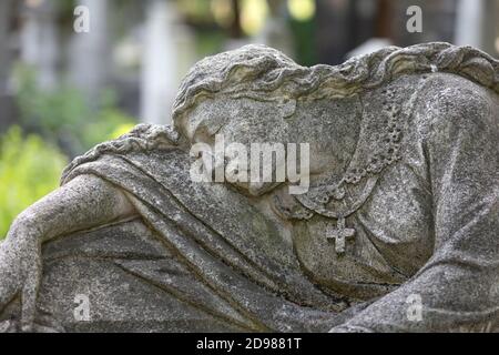 Leviv, Ucraina - 25 maggio 2020: Vecchio cimitero di Lychakiv a Leopoli. Vecchia statua sulla tomba nel cimitero di Lychakivskyj Foto Stock
