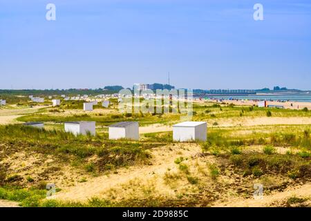 Belle dune di sabbia olandese di Breskens con cottage e vista sulla spiaggia, Zeeland, Paesi Bassi Foto Stock