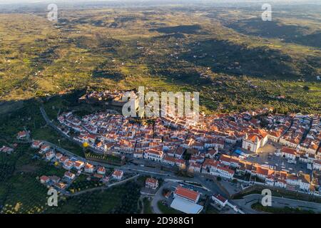 Vista aerea del drone di Castelo de vide ad Alentejo, Portogallo, dalle montagne della Serra de Sao Mamede Foto Stock