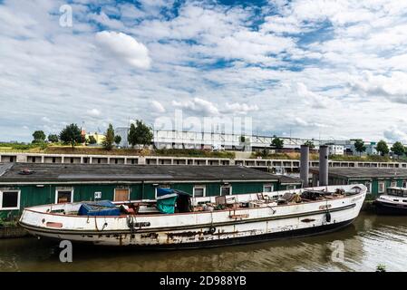 Amburgo, Germania - 16 agosto 2019: Vecchia nave industriale in un molo su un canale vicino al fiume Elba ad Amburgo, Germania Foto Stock