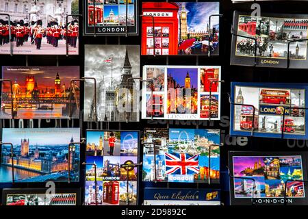 Cartoline di Londra esposte su scaffali di fronte a un negozio di souvenir, Londra, Regno Unito Foto Stock