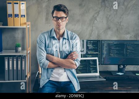 Ritratto di un esperto esperto di fiducia, il responsabile IT, ha le mani incrociate distanza di lavoro pronta risolvere il problema degli errori di script java cyber-space la scrivania indossa jeans denim Foto Stock