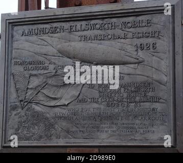 Amundse-Ellsworth-Nobile Trans polat volo in nave Norge N1 nel 1926 è commemorato da questa targa nella remota città artica di NY Alesund. Foto Stock