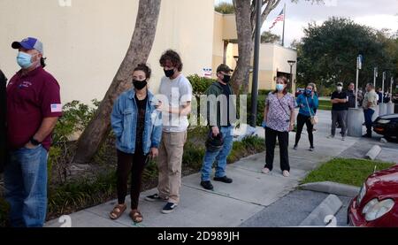 Boynton Beach, Stati Uniti. 03 Nov 2020. I residenti della Florida si levano in fila il giorno delle elezioni per votare alle elezioni presidenziali del 2020 alla West Boynton Beach Library, Boynton Beach, Florida, martedì 3 novembre 2020. Le linee dei siti di scrutinio sono più brevi del normale a causa del numero di elettori che hanno votato in anticipo o hanno utilizzato i voti per posta. La distanza sociale è in vigore a causa della pandemia di COVID-19. Foto di Gary i Rothstein/UPI Credit: UPI/Alamy Live News Foto Stock