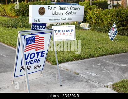 Boynton Beach, Stati Uniti. 03 Nov 2020. Il cartello ha diretto i residenti della Florida il giorno delle elezioni per votare alle elezioni presidenziali del 2020 alla West Boynton Beach Library, Boynton Beach, Florida, martedì 3 novembre 2020. Le linee dei siti di scrutinio sono più brevi del normale a causa del numero di elettori che hanno votato in anticipo o hanno utilizzato i voti per posta. La distanza sociale è in vigore a causa della pandemia di COVID-19. Foto di Gary i Rothstein/UPI Credit: UPI/Alamy Live News Foto Stock