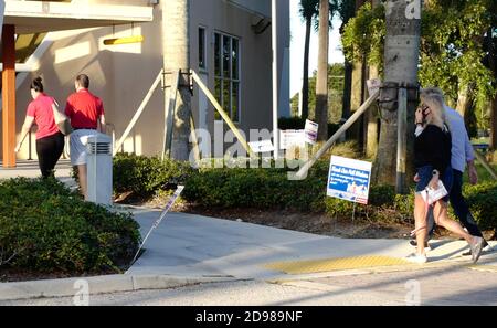 Boynton Beach, Stati Uniti. 03 Nov 2020. I residenti della Florida camminano al giorno delle elezioni dei sondaggi per votare alle elezioni presidenziali del 2020 alla biblioteca Hagen Ranch, Delray Beach, Florida, martedì 3 novembre 2020. Le linee dei siti di scrutinio sono più brevi del normale a causa del numero di elettori che hanno votato in anticipo o hanno utilizzato i voti per posta. La distanza sociale è in vigore a causa della pandemia di COVID-19. Foto di Gary i Rothstein/UPI Credit: UPI/Alamy Live News Foto Stock