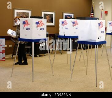 Boynton Beach, Stati Uniti. 03 Nov 2020. Le stazioni di voto sono impostate e pronte per i residenti della Florida il giorno delle elezioni per votare alle elezioni presidenziali del 2020 alla West Boynton Beach Library, Boynton Beach, Florida, martedì 3 novembre 2020. Le linee dei siti di scrutinio sono più brevi del normale a causa del numero di elettori che hanno votato in anticipo o hanno utilizzato i voti per posta. La distanza sociale è in vigore a causa della pandemia di COVID-19. Foto di Gary i Rothstein/UPI Credit: UPI/Alamy Live News Foto Stock