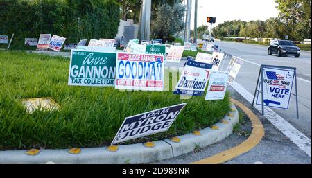 Boynton Beach, Stati Uniti. 03 Nov 2020. Segnaletica in erba di fronte alla biblioteca Hagen Ranch a Delray Beach, Florida, alle elezioni presidenziali del 2020 di martedì 3 novembre 2020. Le linee dei siti di scrutinio sono più brevi del normale a causa del numero di elettori che hanno votato in anticipo o hanno utilizzato i voti per posta. La distanza sociale è in vigore a causa della pandemia di COVID-19. Foto di Gary i Rothstein/UPI Credit: UPI/Alamy Live News Foto Stock