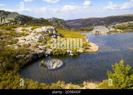 Drone veduta aerea del paesaggio a Covao dos Conchos a Serra da Estrela, Portogallo Foto Stock