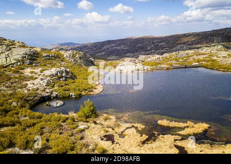 Drone veduta aerea del paesaggio a Covao dos Conchos a Serra da Estrela, Portogallo Foto Stock