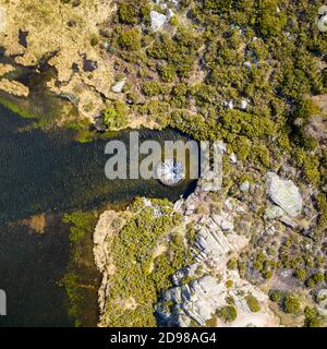 Drone veduta aerea dall'alto del paesaggio a Covao dos Conchos a Serra da Estrela, Portogallo Foto Stock