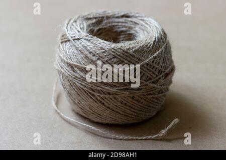 Una bobina di corda di iuta usata per il lavoro d'ago e l'artigianato. Foto Stock