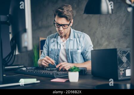 Ritratto del suo bel geek di ragazzo esperto messo a fuoco riparazione del dettaglio del circuito scheda madre processore quarantena rimanere al moderno Foto Stock