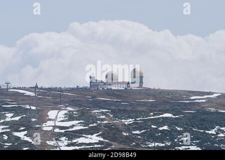 Torre punto più alto di Serra da Estrela in Portogallo con neve, in Portogallo Foto Stock