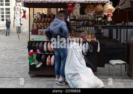 Lviv, Ucraina - 23 maggio 2020: Strade centrali e l'architettura di Lviv. L'acquirente vicino al chiosco con souvenir durante l'epidemia di coronavirus Foto Stock