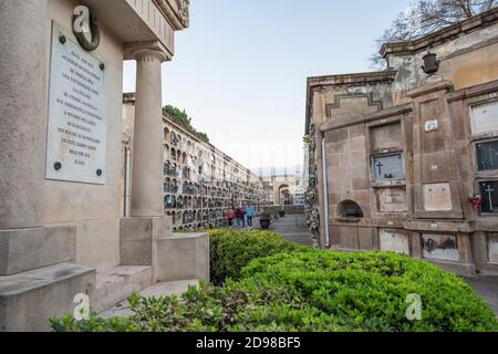 Barcellona, Spagna. 02.11.2020. Tradizione di tutti i Santi nel cimitero di Poblenou. Foto Stock
