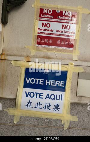 Voto qui segno direzionale in inglese, spagnolo e cinese, NYC posizione di polling, STATI UNITI D'AMERICA Foto Stock