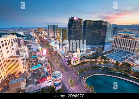 LAS VEGAS, NEVADA - 18 APRILE 2018: Hotel e casinò lungo la strada al tramonto. Foto Stock