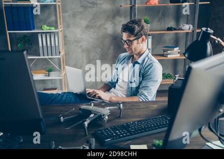 Ritratto del suo bel ragazzo intelligente, esperto e ben messo a fuoco geek esperto che lavora a distanza digitando codifica sviluppo web sicurezza home-based moderno Foto Stock