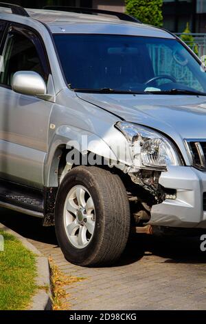 vettura con faro rotto, dopo l'incidente. Foto Stock