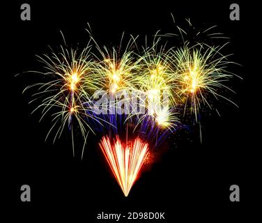 Esplosioni colorate e scoppiettante fuochi d'artificio. Foto Stock