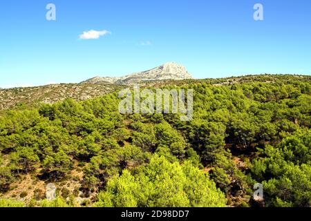 La montagna Sainte-Victoire dai sentieri escursionistici Zola Dam vicino Aix-en-Provence, Francia Foto Stock