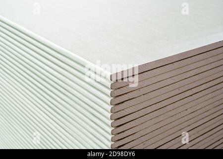 materiali da costruzione. fogli di drywall sono accatastati sopra l'uno dell'altro. Foto Stock