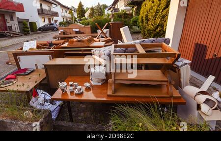 Rifiuti ingombranti di fronte a una casa nel Baden Baden. Baden-Württemberg, Germania Foto Stock