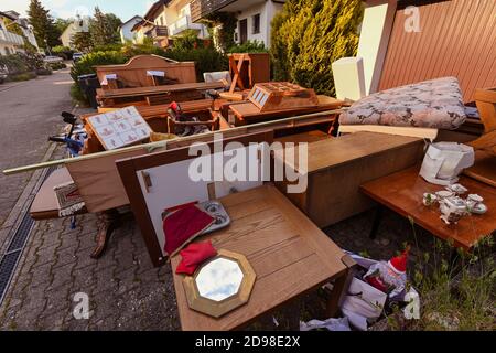 Rifiuti ingombranti di fronte a una casa nel Baden Baden. Baden-Württemberg, Germania Foto Stock