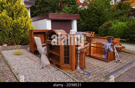 Rifiuti ingombranti di fronte a una casa nel Baden Baden. Baden-Württemberg, Germania Foto Stock
