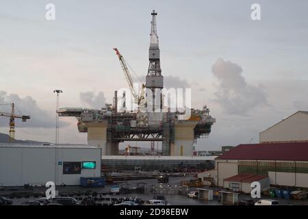 Equinor / Statoil platform Njord Block 6407/10 in Kvaerner Stord Leirvik yard, Norvegia / Norge / Noreg Foto Stock