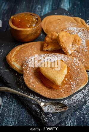 frittelle a forma di cuore con marmellata di albicocche per colazione Foto Stock