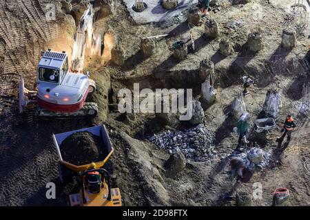 Wien, Vienna: Cantiere pit, escavatore, progetto 'Danube Flats', 22. Donaustadt, Vienna, Austria Foto Stock