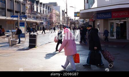 Vista della folla di acquirenti prima del National Lockdown Day, Southend-on-Sea Essex, Gran Bretagna Foto Stock