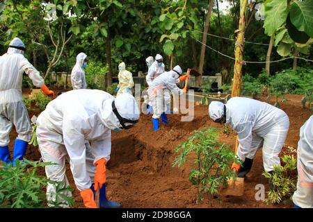 Il processo funerale di un cadavere infettato con il virus della corona con il protocollo Covid-19. (Il funerale di un paziente Covid-19), non immagine messa a fuoco e No Foto Stock