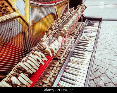 Frammento di un vecchio pianoforte rotto e peeling con mancante parti Foto Stock