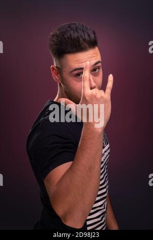 Bell'uomo in posa in studio Foto Stock