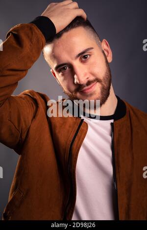 Bell'uomo in posa in studio Foto Stock
