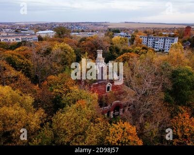 Abbandonata Chiesa ortodossa russa di tutti i Santi a Plavsk, regione di Tula, vista aerea in autunno Foto Stock