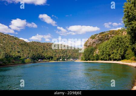 Lorelei Rock sopra il fiume Reno, patrimonio dell'umanità dell'UNESCO, Sankt Goarshausen, Renania-Palatinato, Germania, Europa Foto Stock