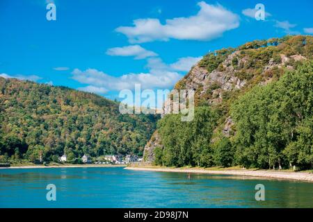 Lorelei Rock sopra il fiume Reno, patrimonio dell'umanità dell'UNESCO, Sankt Goarshausen, Renania-Palatinato, Germania, Europa Foto Stock