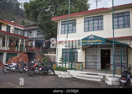 Dharamsala, India 2009 luglio. Edificio del parlamento tibetano, a Mcleod Ganj, la piccola Lhasa. Foto Stock