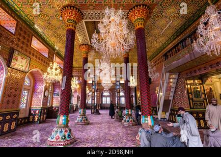 Una vista dell'intricato dipinto e decorazione all'interno del famoso Dastgeer sahib, un santuario a Srinagar, i devoti che offrono namaz. Foto Stock