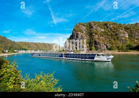 Lorelei Rock sopra il fiume Reno, patrimonio dell'umanità dell'UNESCO, Sankt Goarshausen, Renania-Palatinato, Germania, Europa Foto Stock