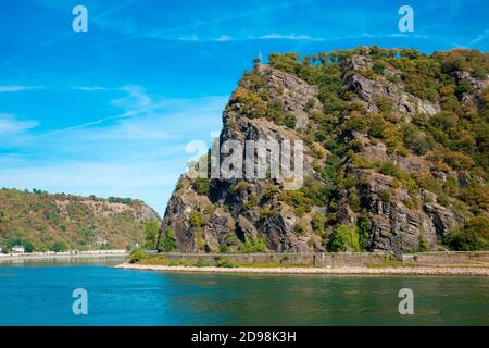 Lorelei Rock sopra il fiume Reno, patrimonio dell'umanità dell'UNESCO, Sankt Goarshausen, Renania-Palatinato, Germania, Europa Foto Stock