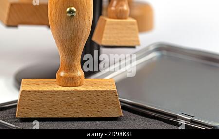 Francobolli di legno su un francobollo in primo piano Foto Stock