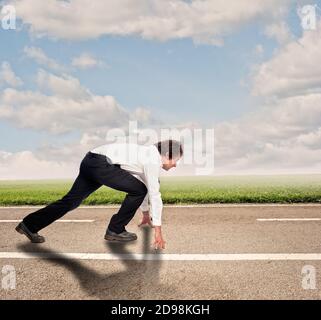 uomo d'affari su una strada pronta a correre. Concetto di motivazione Foto Stock