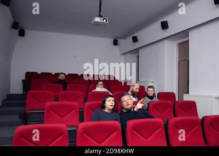 Persone nel cinema a distanza di tenere lontano per evitare il contatto fisico.Coronavirus COVID-19 protezione della malattia. Pratica di distanziamento sociale Foto Stock