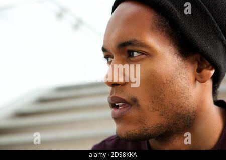 Primo piano ritratto laterale di un serio uomo afro-americano Foto Stock