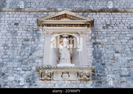 Statua in pietra scolpita sopra l'ingresso del Forte Lovrijenac a Dubrovnik, Croazia, che rappresenta San Biagio, il santo patrono di Dubrovnik Foto Stock